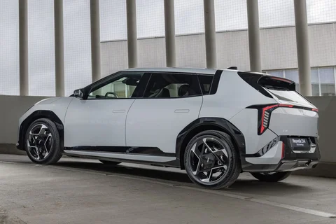 Kia EV4 81.4kWh Plus 2025 view 5