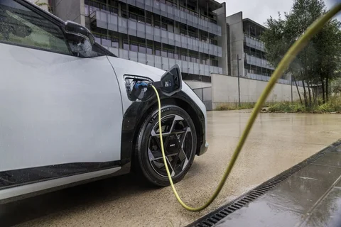 Kia EV4 81.4kWh Plus 2025 view 6