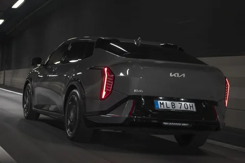 Kia EV4 Fastback 81.4kWh Plus 2025 view 4