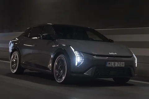 Kia EV4 Fastback 81.4kWh Plus 2025 view 5