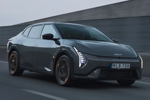 Kia EV4 Fastback 81.4kWh Plus 2025 view 6