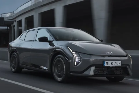 Kia EV4 Fastback 81.4kWh Plus 2025 view 7