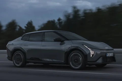 Kia EV4 Fastback 81.4kWh Plus 2025 view 9