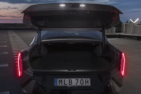 Kia EV4 Fastback 81.4kWh Plus 2025 view 11
