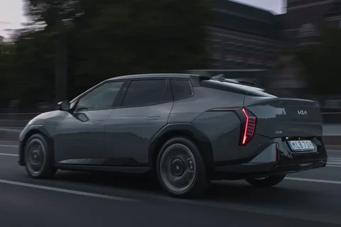 Kia EV4 Fastback 81.4kWh Plus 2025 view 12