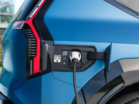 Kia EV9 99.8kWh RWD Plus 2023 view 4