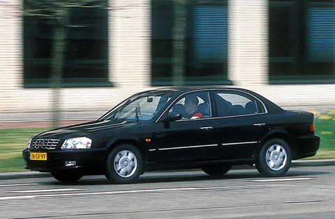 Kia Magentis 2.5 V6 2001 view 3