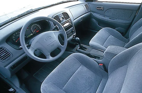 Kia Magentis 2.5 V6 2001 view 4