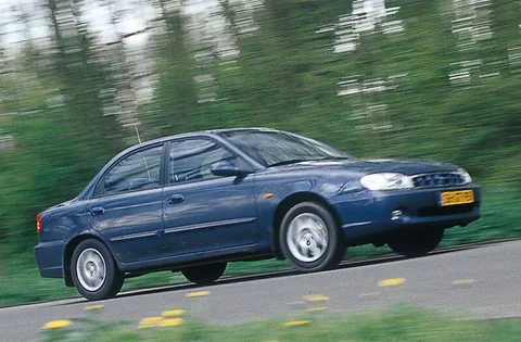Kia Mentor 1.6 RS 2001 view 3
