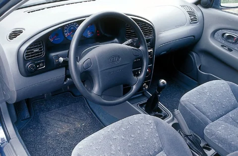 Kia Mentor 1.6 RS 2001 view 4