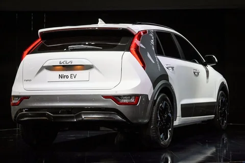 Kia Niro EV 64.8kWh Plus 2024 view 2