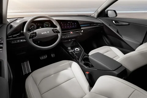 Kia Niro EV 64.8kWh Plus 2024 view 3
