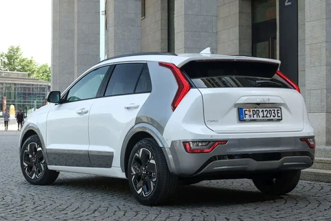 Kia Niro EV 64.8kWh Plus 2024 view 4