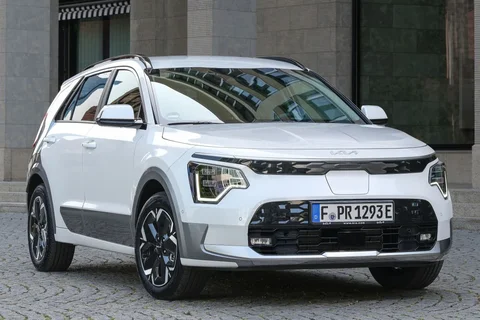 Kia Niro EV 64.8kWh Plus 2024 view 6