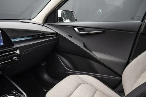 Kia Niro EV 64.8kWh Plus 2024 view 10