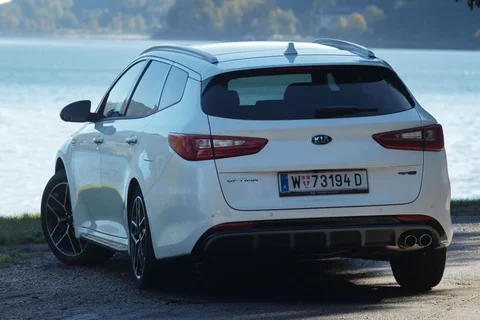 Kia Optima SW 2.0 GDi PHEV DynamicPlusLine 2019 view 3