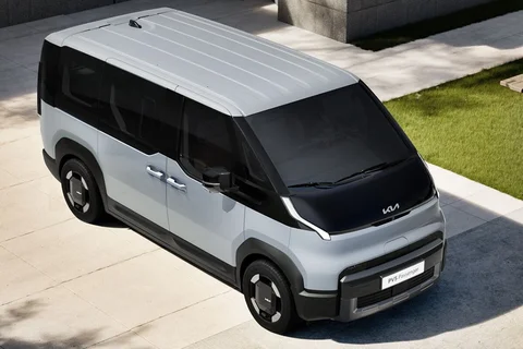 Kia PV5 Passenger 71.2kWh Plus 2025 view 2
