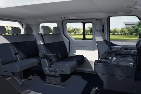 Kia PV5 Passenger 71.2kWh Plus 2025 view 4