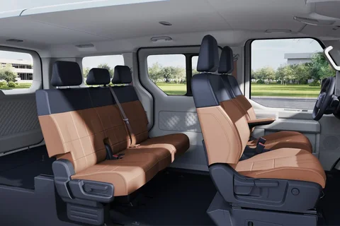 Kia PV5 Passenger 71.2kWh Plus 2025 view 6