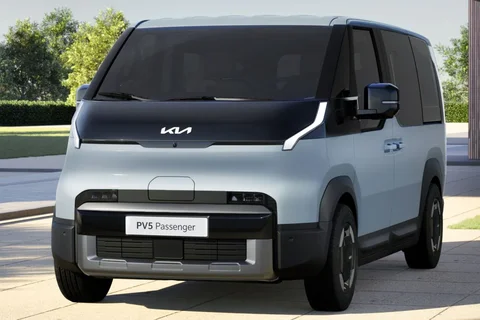 Kia PV5 Passenger 71.2kWh Plus 2025 view 7