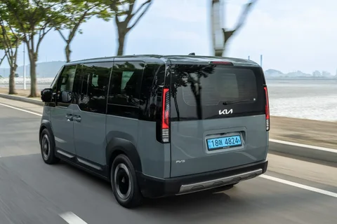 Kia PV5 Passenger 71.2kWh Plus 2025 view 10