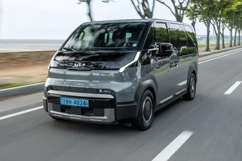 Kia PV5 Passenger 71.2kWh Plus 2025 view 11