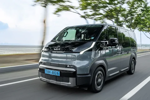 Kia PV5 Passenger 71.2kWh Plus 2025 view 12