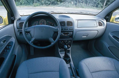 Kia Rio 1.3 RS 2000 view 4