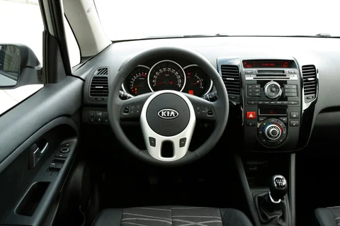Kia Venga 1.6 CRDi Plus Pack 2012 view 2