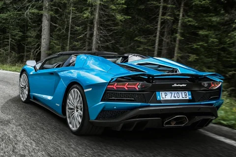Lamborghini Aventador Roadster S 2017 view 2