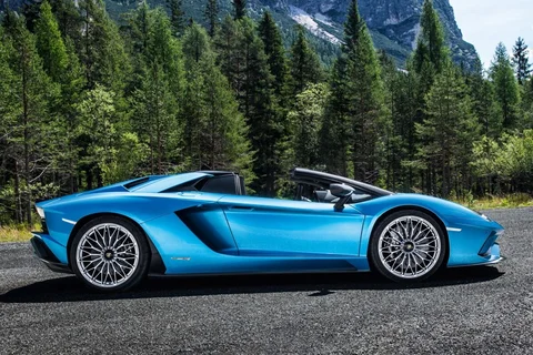 Lamborghini Aventador Roadster S 2017 view 4