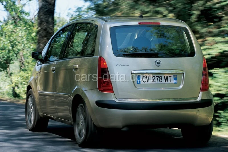 Lancia Musa 1.4 8v Argento 2007 front view