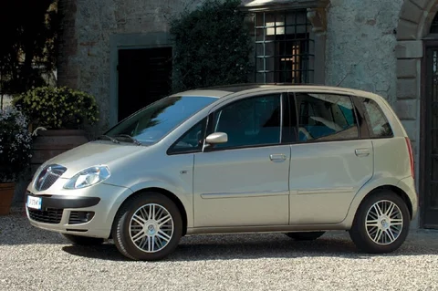 Lancia Musa 1.4 8v Argento 2007 view 2