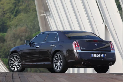 Lancia Thema 3.6 V6 Pentastar Executive 2011 view 3