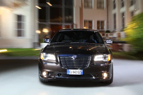 Lancia Thema 3.6 V6 Pentastar Executive 2011 view 5