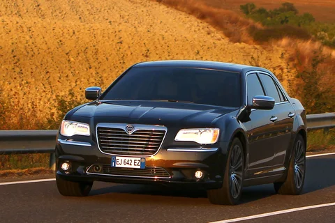 Lancia Thema 3.6 V6 Pentastar Executive 2011 view 11