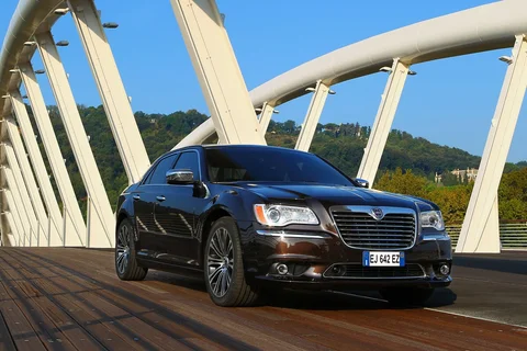 Lancia Thema 3.6 V6 Pentastar Executive 2011 view 12