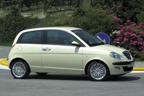 Lancia Ypsilon 1.4 16v Momo-Design 2006 view 2