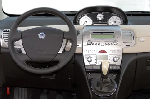 Lancia Ypsilon 1.4 8v Oro 2006 view 2