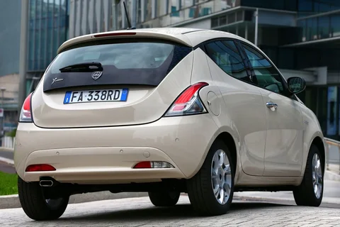 Lancia Ypsilon 1.2 8v Gold 2015 view 2