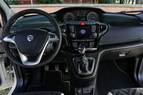 Lancia Ypsilon 1.2 8v Gold 2015 view 3