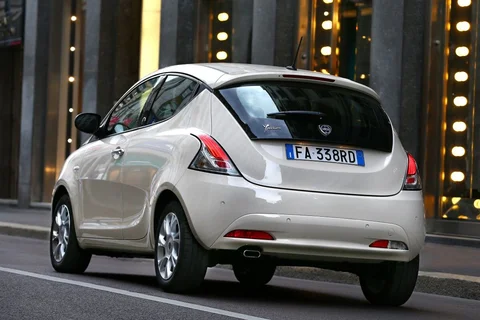 Lancia Ypsilon 1.2 8v Gold 2015 view 8
