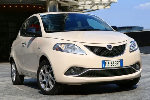Lancia Ypsilon 1.2 8v Gold 2015 view 9