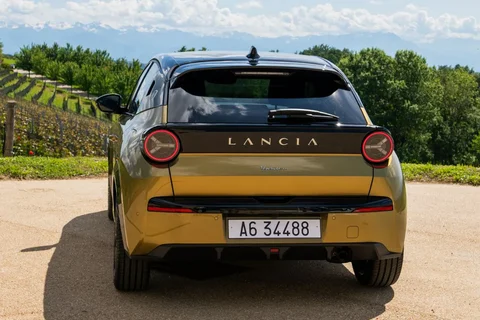 Lancia Ypsilon 1.2 Turbo 110hp Ibrida 2025 view 9