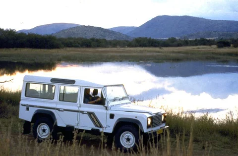 Land Rover Defender 110 Td5 Station Wagon E 2002 view 2