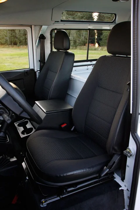 Land Rover Defender 130 2.2 TD Crew Cab 2011 view 4
