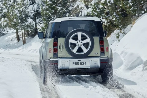 Land Rover Defender 90 D300 2020 view 2