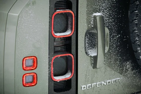 Land Rover Defender 90 D300 2020 view 5