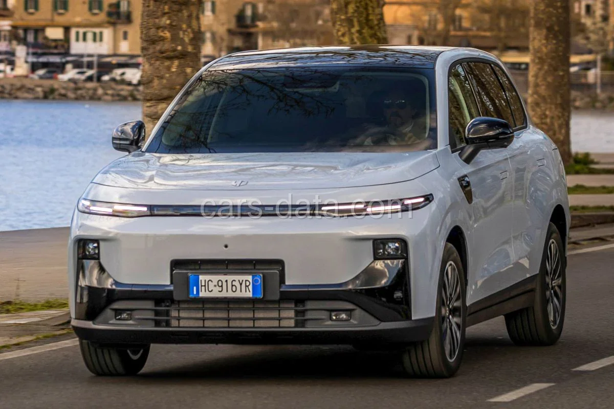 Leapmotor B10 Hybrid EV Design 2026 front view