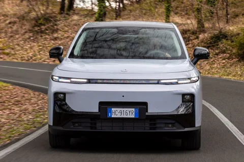 Leapmotor B10 Hybrid EV Design 2026 view 3